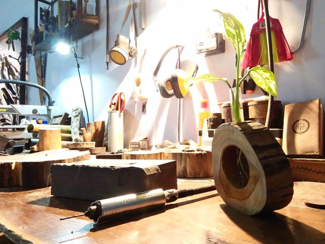 Alat ukir yang digunakan masih manual sehingga setiap karya Oemah Gondang Art berbeda dan nggak ada yang persis sama